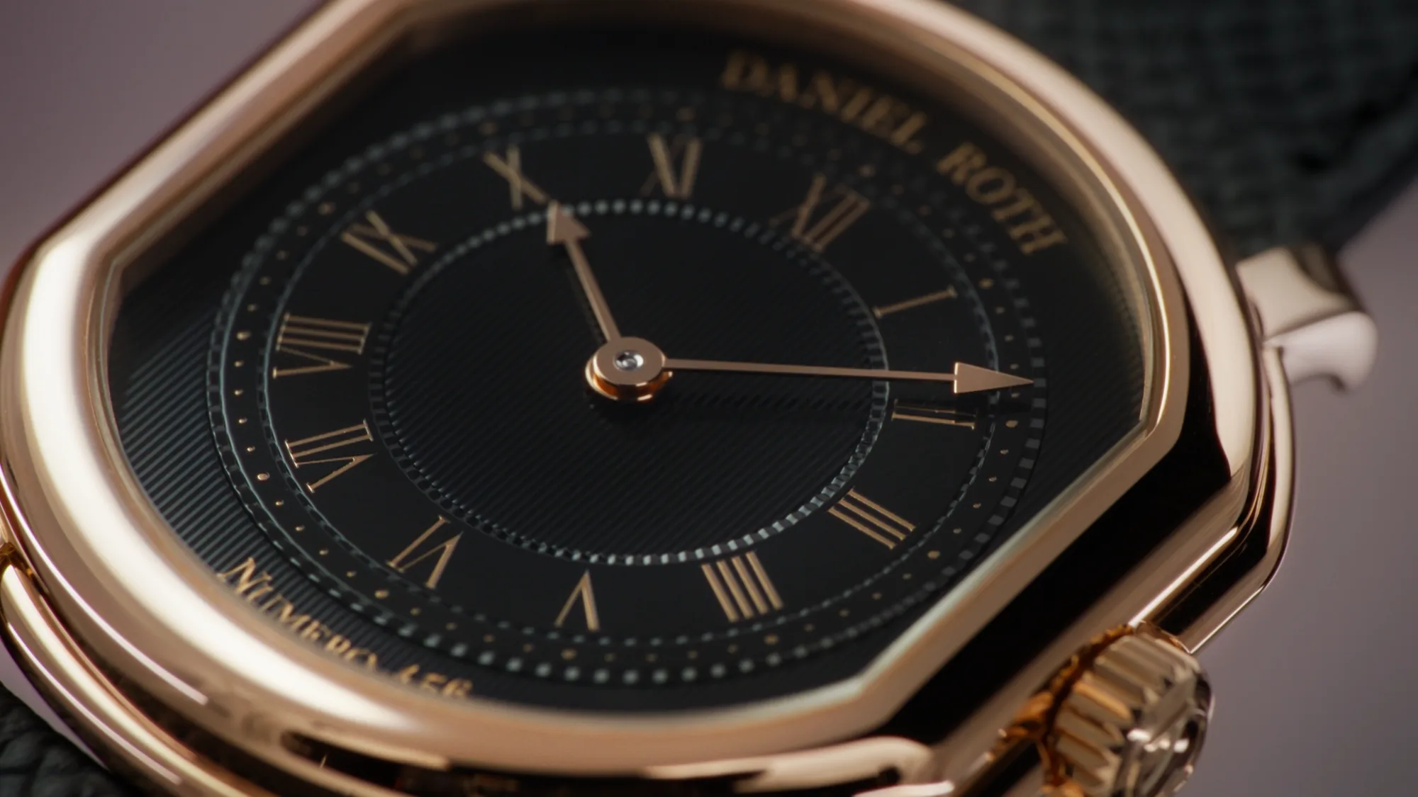 Gros plan d'un cadran de montre noir et or